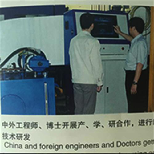 外籍模具專家在群達生產現場